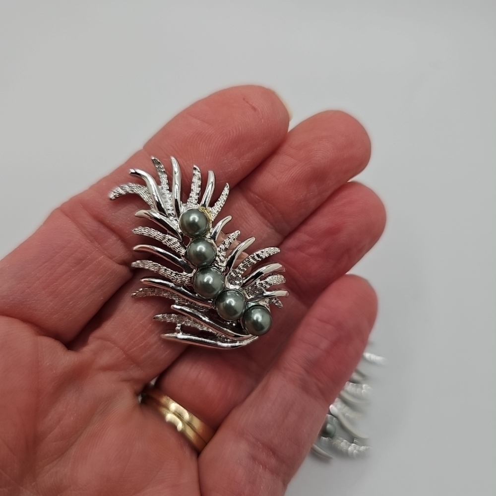 Elegant Vintage Sarah Coventry Silver & Gray Brooch Set - Picture 2 of 4